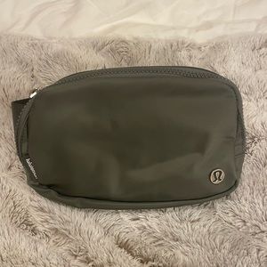 Lululemon belt bag in grey sage 1L
